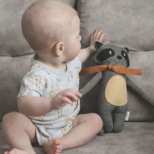 Doudou raton laveur - compagnon câlin