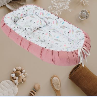 reducteur-de-lit-bebe-nid-de-couchage-bebe-fille