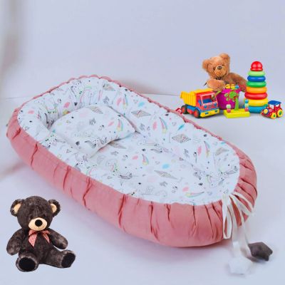 reducteur-de-lit-bebe-nid-de-couchage-fille